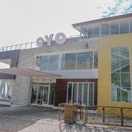 Oyo 1194 Villa Bukit Panderman Residence Бату Екстериор снимка