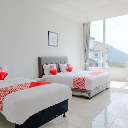 Oyo 1194 Villa Bukit Panderman Residence Бату Екстериор снимка