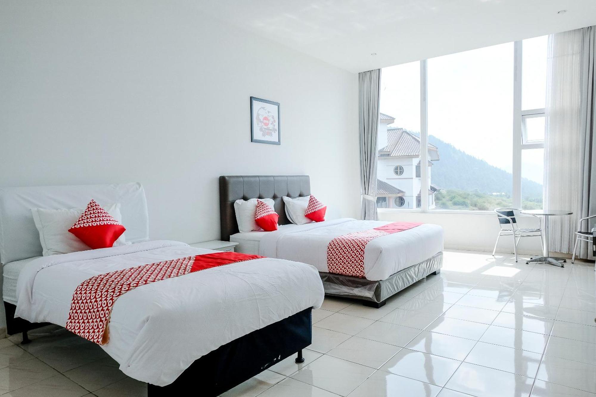 Oyo 1194 Villa Bukit Panderman Residence Бату Екстериор снимка