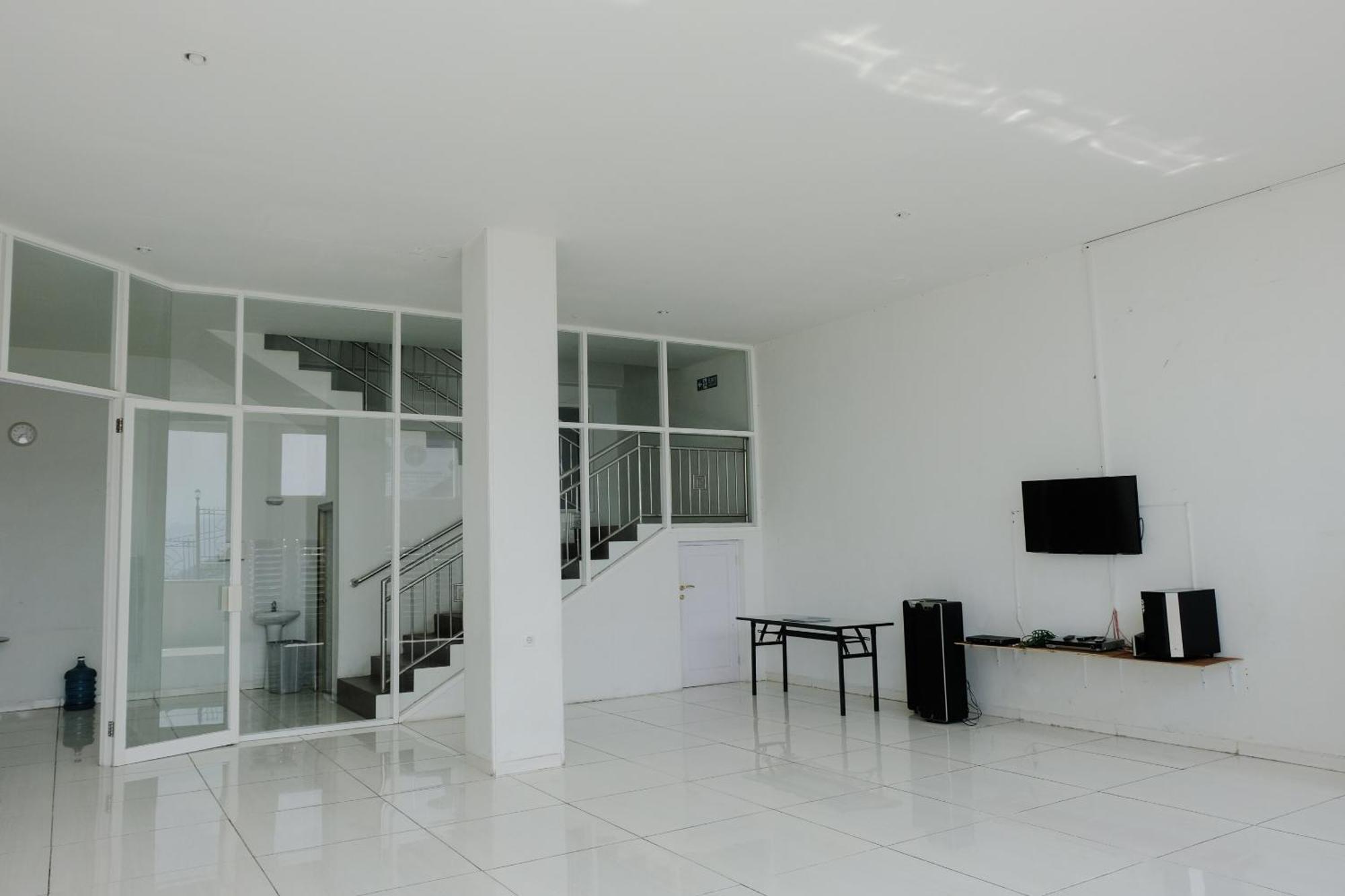 Oyo 1194 Villa Bukit Panderman Residence Бату Екстериор снимка