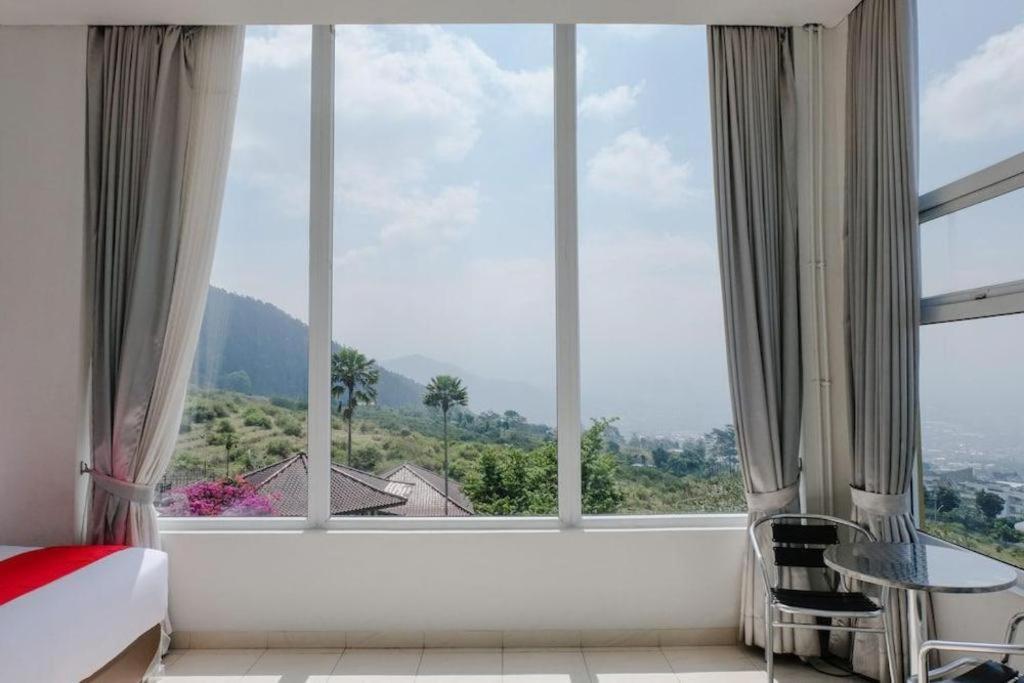Oyo 1194 Villa Bukit Panderman Residence Бату Екстериор снимка