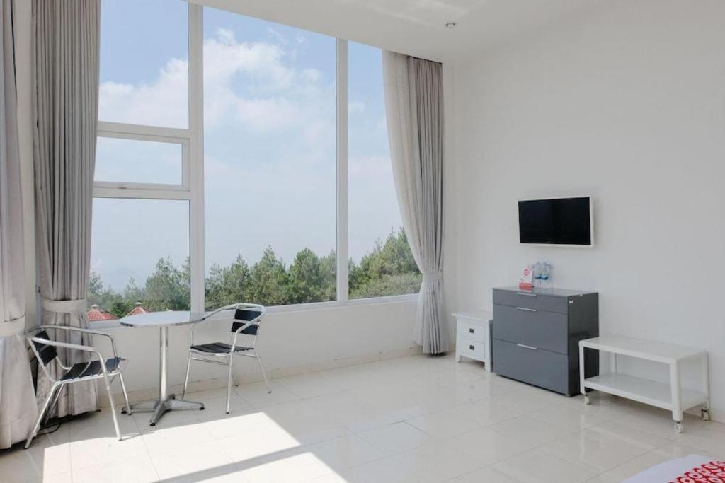 Oyo 1194 Villa Bukit Panderman Residence Бату Екстериор снимка