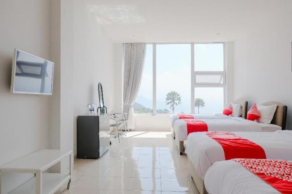 Oyo 1194 Villa Bukit Panderman Residence Бату Екстериор снимка