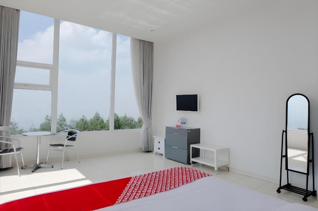 Oyo 1194 Villa Bukit Panderman Residence Бату Екстериор снимка