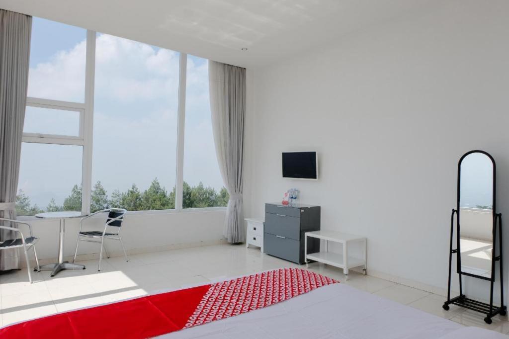 Oyo 1194 Villa Bukit Panderman Residence Бату Екстериор снимка