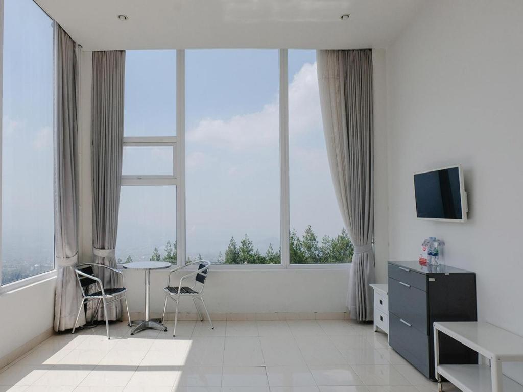 Oyo 1194 Villa Bukit Panderman Residence Бату Екстериор снимка