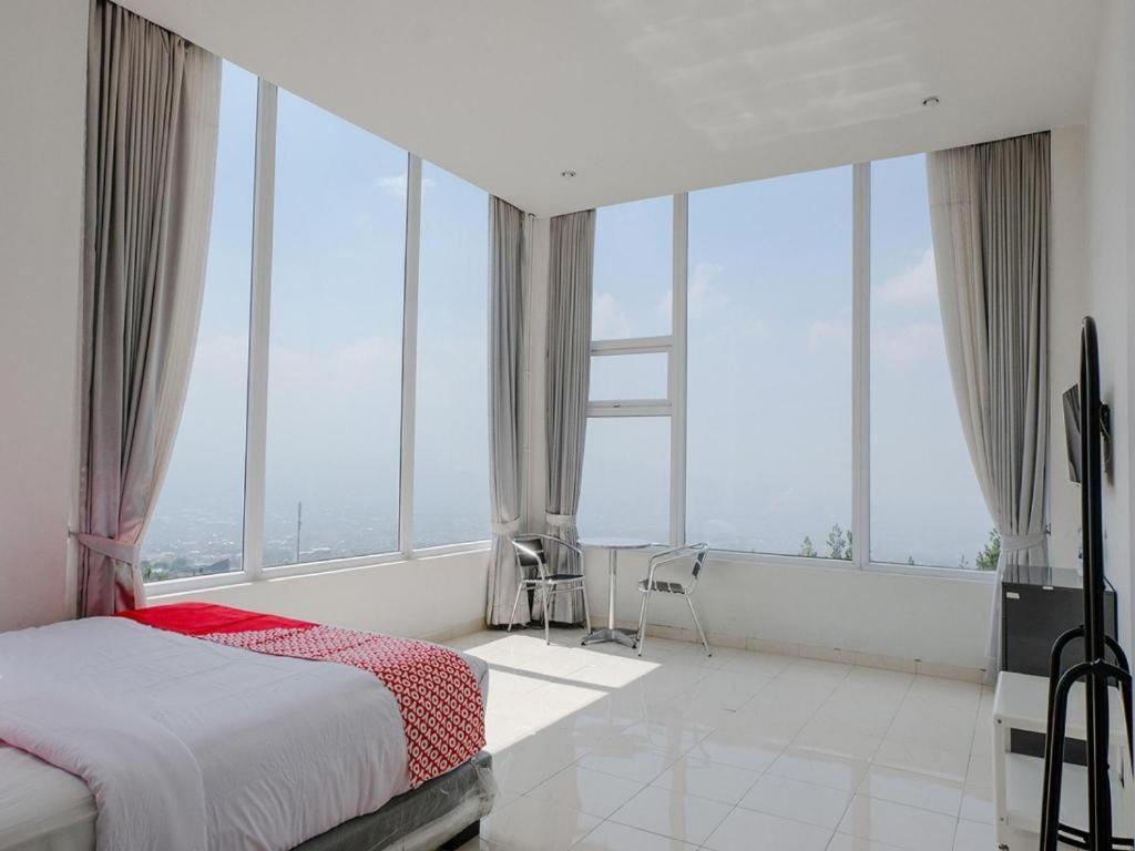 Oyo 1194 Villa Bukit Panderman Residence Бату Екстериор снимка