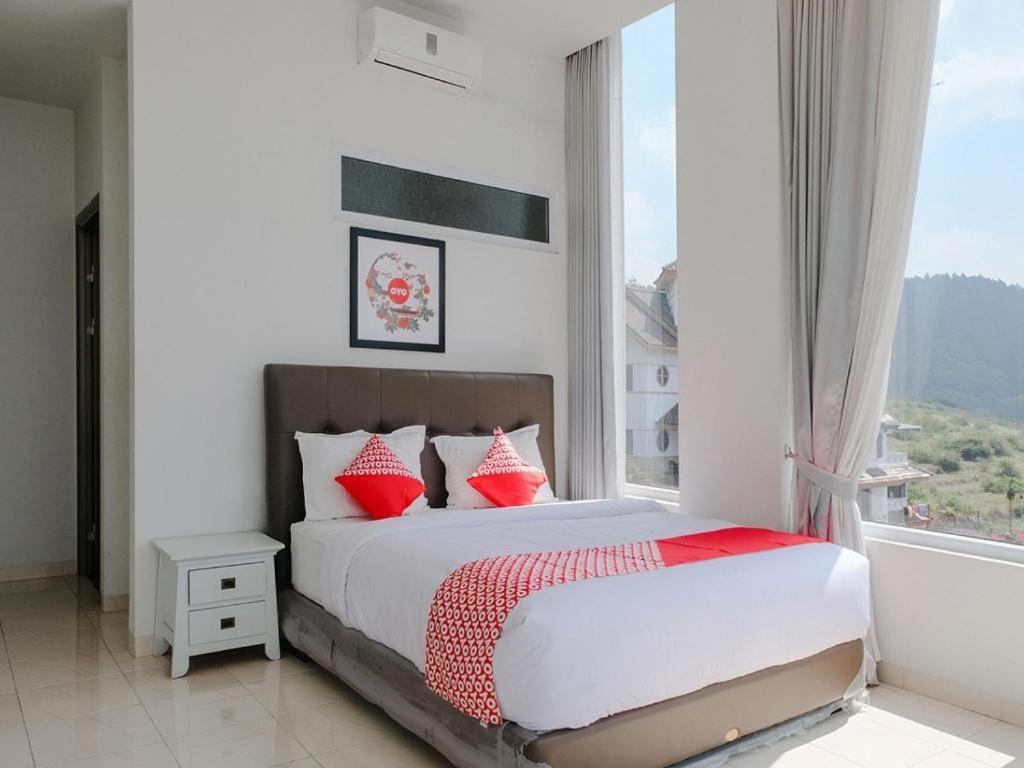 Oyo 1194 Villa Bukit Panderman Residence Бату Екстериор снимка