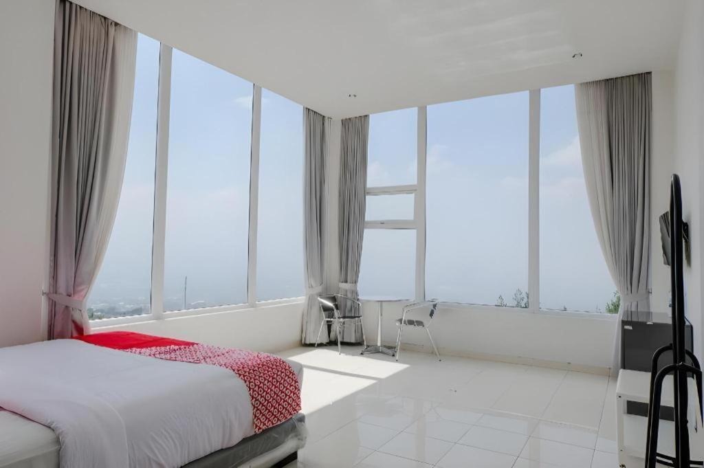 Oyo 1194 Villa Bukit Panderman Residence Бату Екстериор снимка