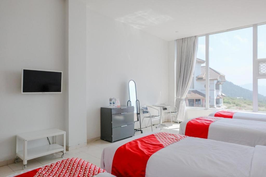 Oyo 1194 Villa Bukit Panderman Residence Бату Екстериор снимка