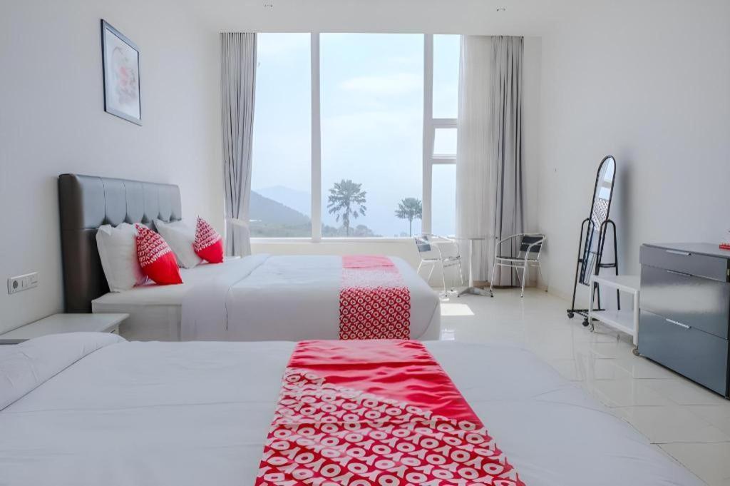 Oyo 1194 Villa Bukit Panderman Residence Бату Екстериор снимка